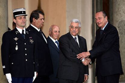 El presidente francés, Jaques Chirac, estrecha la mano al secretario general de la Organización para la Liberación de Palestina, Mahmud Abbas, en París.