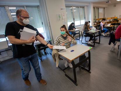 Un profesor reparte exámenes en el colegio Axular de San Sebastián.