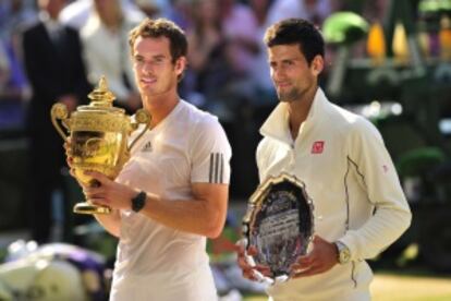 Murray y Djokovic con sus trofeos.