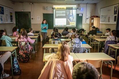 Además de las exposiciones, el Festival se complementa con conferencias, visitas guiadas y talleres escolares sobre fotografía y derechos humanos, como este de la imagen en la escuela Santísima Trinitat del barrio de Trinitat Vella. La muestra está organizada por el colectivo Más Retina, con el apoyo del Ayuntamiento de Barcelona y el Departament de Cultura de la Generalitat, y cuenta con la colaboración de la Asociación Catalana por la Paz, International Action Peace, el Grup Eirene y Mirada Colibrí.