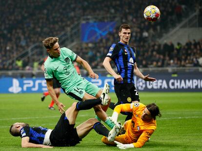 Sommer y de Vrij detienen un disparo de Marcos Llorente, en la ida de octavos entre el Atlético y el Inter.