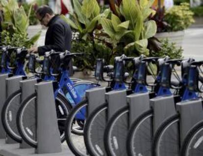 Un hombre se disponer a alquilar una bicicleta de un sistema público llamado "Citi Bike",", el mayor de todo el país, en Nueva York, Estados Unidos. EFE/Archivo