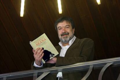 Miguel Ángel Villena, con su libro, <i>Ciudadano Azaña</i>. <i>Biografía del símbolo de la II República,</i> ayer en Valencia.