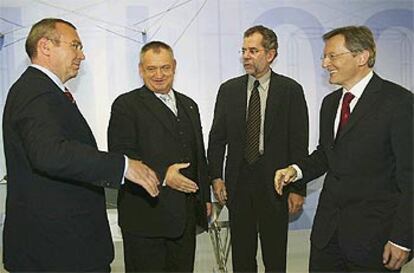 Los cuatro principales candidatos austriacos se saludan antes de iniciar un debate televisivo.