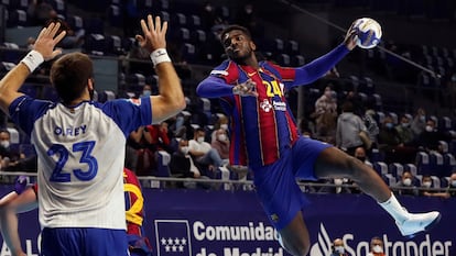 Dika Mem lanza ante el Oriol Rey durante el Granollers-Barcelona.