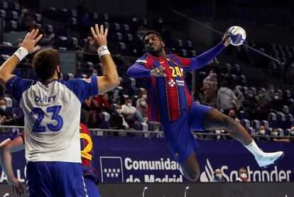 Dika Mem lanza ante el Oriol Rey durante el Granollers-Barcelona.