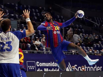 Dika Mem lanza ante el Oriol Rey durante el Granollers-Barcelona.