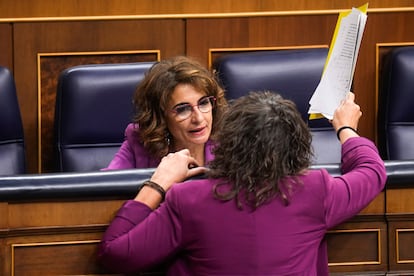 La vicepresidenta primera y ministra de Hacienda y Función Pública, María Jesús Montero, habla con la diputada de ERC Teresa Jordà, el 23 de julio en el Congreso.