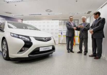 El director general de General Motors España, Antonio Cobo (i), hace entrega al director general de Endesa en Aragón, Jaime Gros (c), de las llaves del primer coche eléctrico Opel Ampera. EFE/Archivo