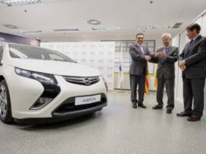 El director general de General Motors España, Antonio Cobo (i), hace entrega al director general de Endesa en Aragón, Jaime Gros (c), de las llaves del primer coche eléctrico Opel Ampera. EFE/Archivo