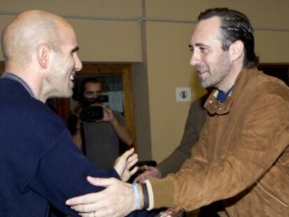 Jos&eacute; Ram&oacute;n Bauz&aacute; visita el colegio electoral de S&#039;Escorchador de la capital balear el 20-N.