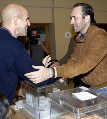 José Ramón Bauzá visita el colegio electoral de S'Escorchador de la capital balear el 20-N.