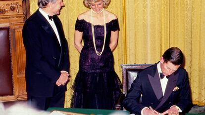 El príncipe Carlos y la princesa Diana, luciendo uno de los vestidos ahora subastados, en el Ayuntamiento de Hamburgo, Alemania, en 1987, con el alcalde Klaus von Dohnanyi.