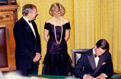 El príncipe Carlos y la princesa Diana, luciendo uno de los vestidos ahora subastados, en el Ayuntamiento de Hamburgo, Alemania, en 1987, con el alcalde Klaus von Dohnanyi.