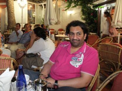 El jeque Abdullah Al Thani, en un bar de Puerto Ban&uacute;s (Marbella).