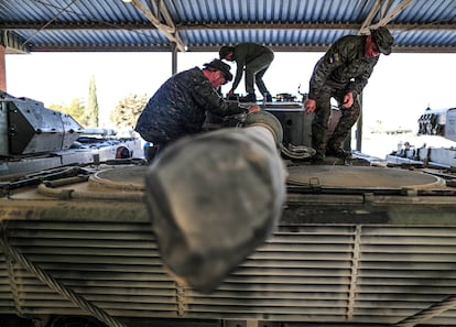 Docenas de soldados ucranianos, este lunes, concluyen el entrenamiento de cuatro semanas en España sobre cómo operar un tanque Leopard 2A4.