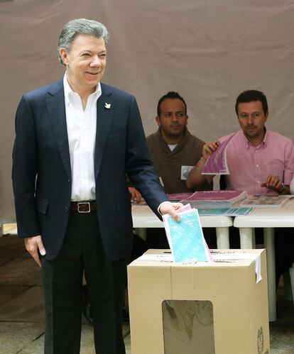 El presidente de Colombia, Juan Manuel Santos, deposita su voto en el centro de Bogotá