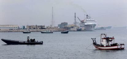 El 'Divina Providencia', junto a una lancha de la Guardia Civil frente a tres embarcaciones de la Royal Gibraltar Police durante un pasado incidente.