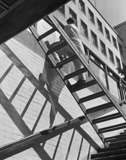 Limpiador de ventanas haciendo equilibrios en una escalera, Berlín, mediados-1930s.