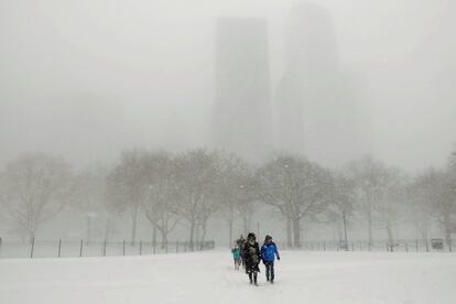 Los peatones caminan por el centro de Nueva York (EE UU).