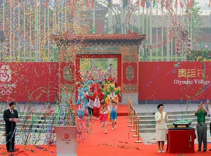 Un momento de la ceremonia de inauguración del recinto que acogerá hasta 16.000 deportistas y entrenadores durante los Juegos Olímpicos de la capital china.