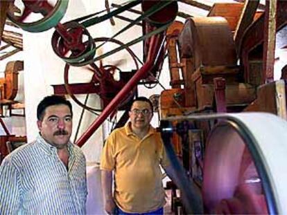 José Parra Delgado y su hermano Serafín (derecha), en el molino restaurado en Valdepeñas.