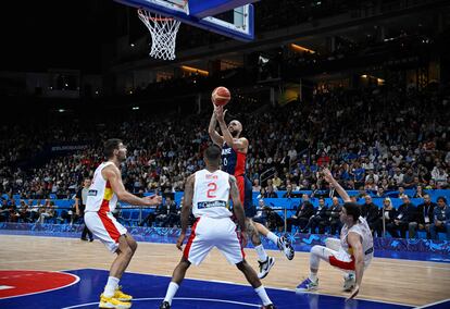 Evan Fournier, salta para hacer canasta.