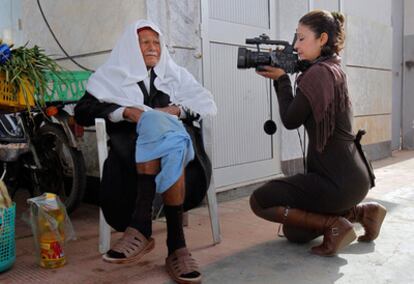Mabrouka Khedir entrevista a un anciano en Ben Gardan.