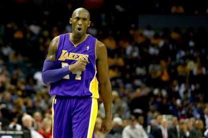 Kobe Bryant celebra una canasta ante Charlotte