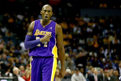 Kobe Bryant celebra una canasta ante Charlotte 