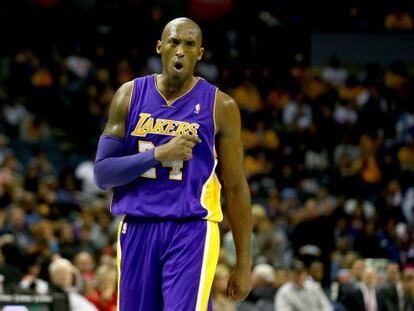 Kobe Bryant celebra una canasta ante Charlotte 