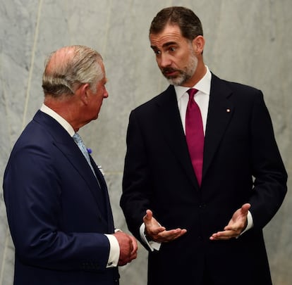El Rey habla con Carlos de Inglaterra en el primer acto oficial en Londres.