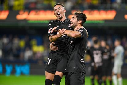 El jugador del Villarreal Santi Comesaña (d) celebra el tercer gol de su equipo durante el partido de LaLiga entre el Villarreal y el Alavés, este sábado en el estadio de la Cerámica.