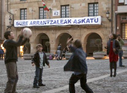 Pancarta en apoyo de los pescadores del <i>Alakrana</i> en el Ayuntamiento de Bermeo.