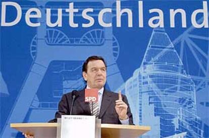 El canciller alemán, Gerhard Schröder, ayer durante la presentación de su plan de empleo.