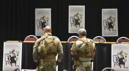 Agentes de seguridad en la exposición de dibujos de Mahoma.