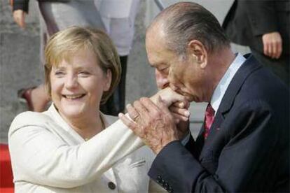El presidente de Francia, Jacques Chirac, besa la mano de la canciller alemana, Angela Merkel, el sábado en París.