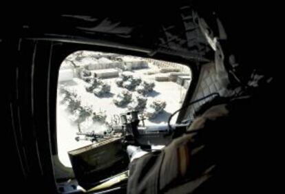 Un helicóptero Chinook despegando de la base de Moqur.