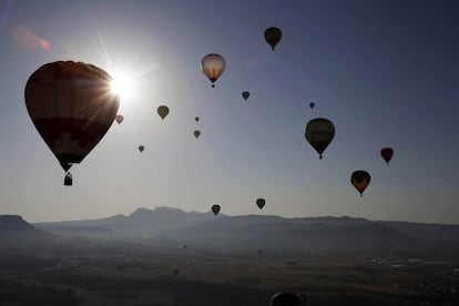 Varios globos aerostáticos durante el vuelo inaugural de la European Balloon Festival, en Igualada.