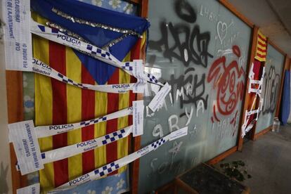 La policía científica registra una de las naves de Sabadell.