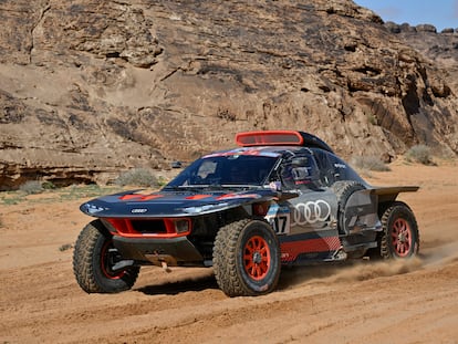 Carlos Sainz durante la cuarta etapa del Dakar este miércoles.