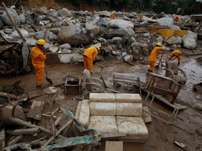 Un grupo de rescate busca cuerpos en una zona afectada por las inundaciones en Mocoa (Colombia).