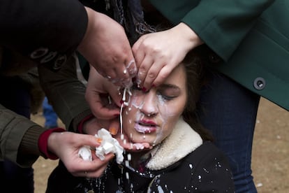 Unos estudiantes limpian con leche los ojos de una compañera, tras los enfrentamientos con la policía que lanzaron gas pimienta durante una manifestación en Pristina (Kosovo).