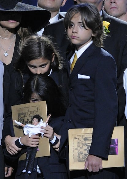 Según la revista estadounidense Billboard las ganancias han permitido a sus herederos dejar unos 40,5 millones de euros para los gastos de los tres hijos del cantante, Prince, Paris y Blanket en la foto en el funeral celebrado en el Staples Center de Los Ángeles.