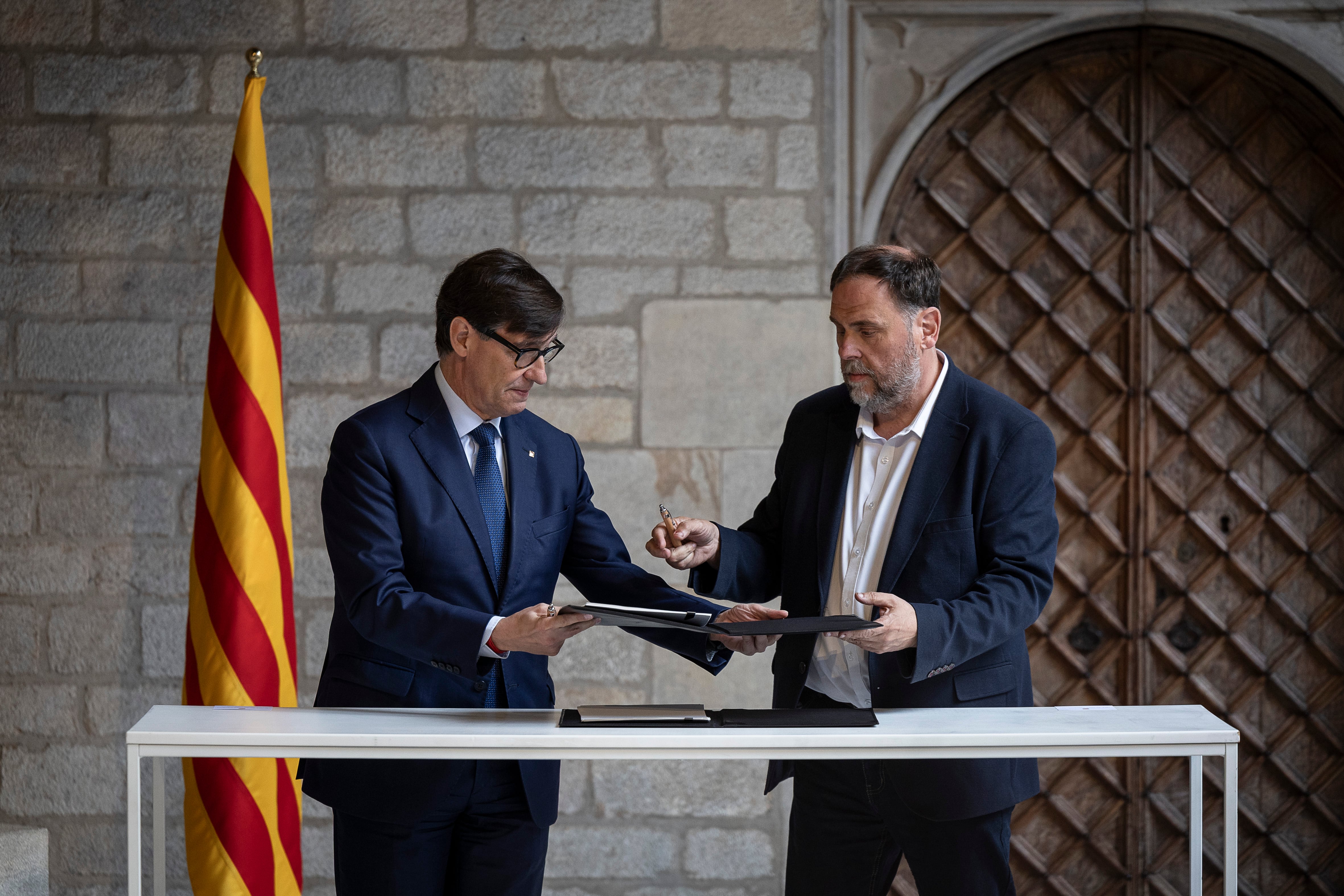 El presidente catalán, Salvador Illa, y el presidente de ERC, Oriol Junqueras, firman el acuerdo de presupuestos catalanes en Palau de la Generalitat.
