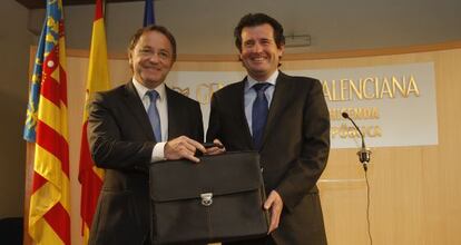 El nuevo titular de Hacienda, Juan Carlos Moragues, recibe la cartera de manos del vicepresidente Jos&eacute; Ciscar.