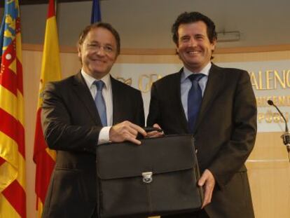 El nuevo titular de Hacienda, Juan Carlos Moragues, recibe la cartera de manos del vicepresidente Jos&eacute; Ciscar.