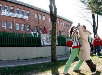 Unas niñas juegan frente al colegio público de Getafe Manuel Núñez de Arenas.