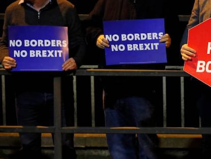 Manifestantes en una de las fronteras de las dos Irlandas. 