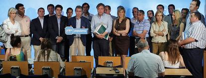Granados y los 25 alcaldes, durante la rueda de prensa en Génova.